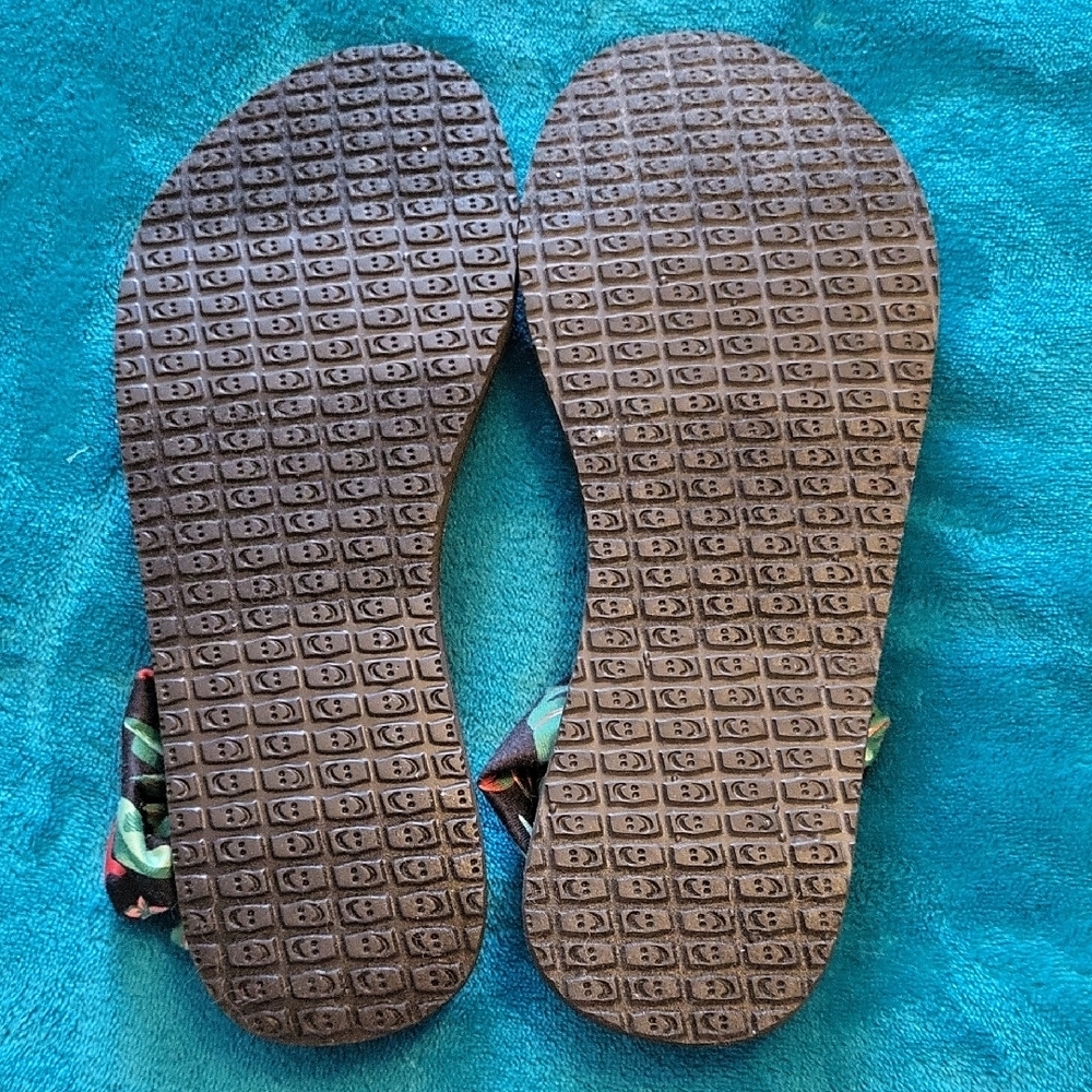 Sanuk Red and Green Floral Sandals NWOT Size 8 - Picture 5 of 6